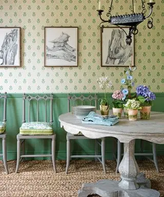 רעיונות לחדר אוכל קטן עם שולחן עגול עם כיסאות עץ