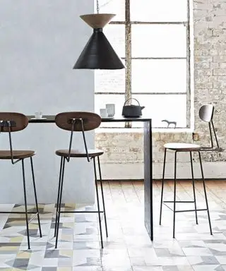 חדר אוכל קטן עם שולחן צר וכיסאות בר