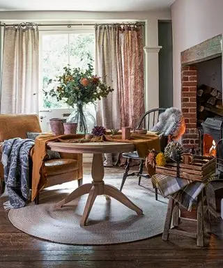 Salle à manger confortable avec table ronde en bois