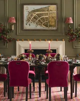 Salle à manger confortable avec chaises de salle à manger rembourrées en velours Oka Stafford