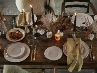 Déco table de salle à manger avec fleurs séchées et bougies