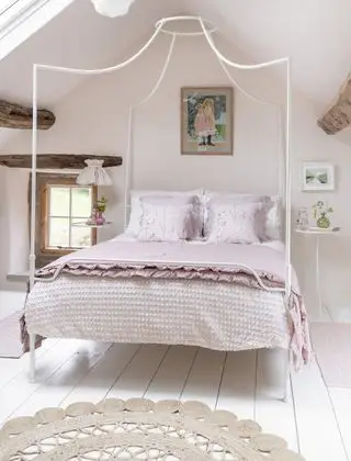 Loftsrom med hvitmalt gulv