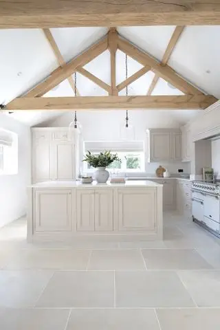 sol en grès dans la cuisine avec poutres apparentes en bois