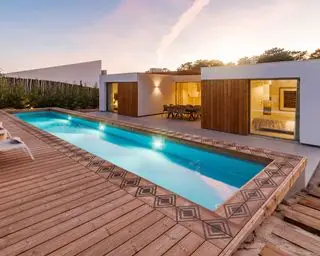 terrasse avec bordure à motifs autour de la piscine
