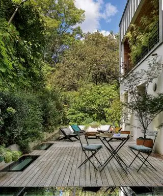 espace aménagé avec panneaux lumineux et salon de jardin