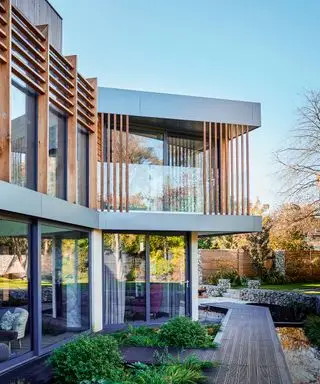 maison moderne avec allée de terrasse surélevée et plantation