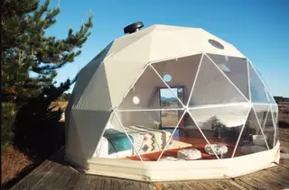 hangar de bureau de ferme blanc
