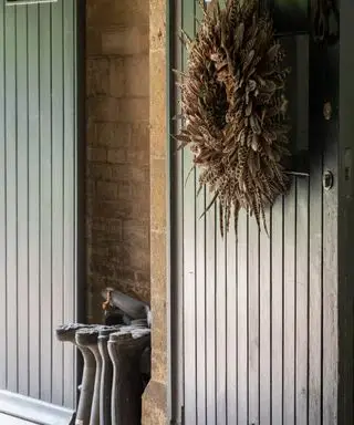 Springdørsdekor med fjerkrans