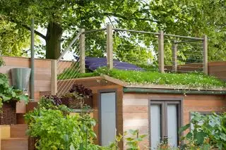 Coin salon surélevé au dessus de l'abri de jardin