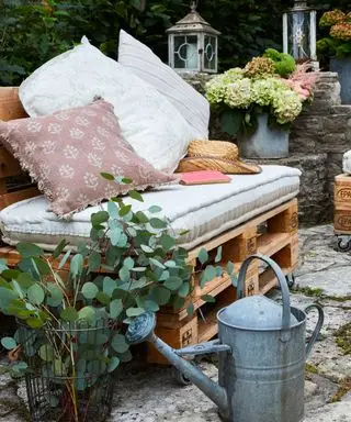 En enkel pallesofa med polstret sitteunderlag