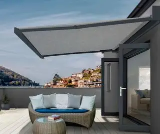 toldo contemporâneo em uma varanda com jardim