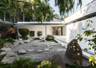 Idées de passerelles à plusieurs niveaux dans un agencement moderne blanc et gris avec un design asymétrique en pierre.