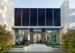 Idées modernes de passerelle dans la cour avant présentées dans un design symétrique avec une pelouse de chaque côté.