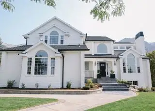 Une idée de passerelle dans la cour avant avec des marches grises devant une maison blanche.