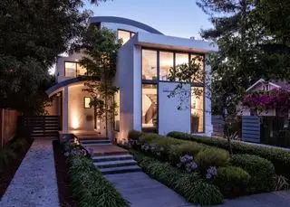 Idéias para canteiros de flores no jardim da frente flanqueando uma passarela reta que leva a uma moderna casa de vidro.