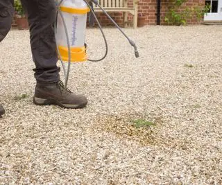 Sprøyting av grus for å fjerne ugress