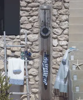 스톤 비치 하우스의 야외 샤워실