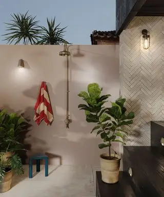 마당에 유용하면서도 고급스러운 느낌을 더해줄 13가지 야외 샤워 아이디어