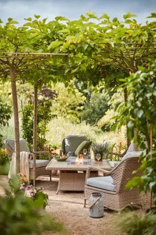 퍼걸러 아래 야외 식사