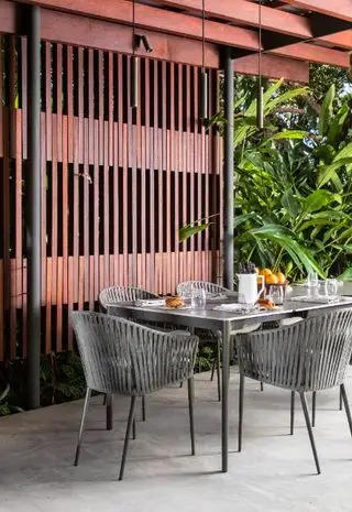 나무 패널 벽을 갖춘 야외 식사 공간