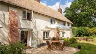 Ideen für Cottage-Terrassen, Chipperfield-Reetdachhaus, Bruce-Hemming-Terrasse mit Esstisch im Freien