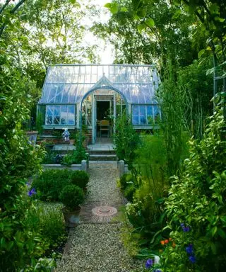 adossé à la serre avec un chemin pavé qui y mène