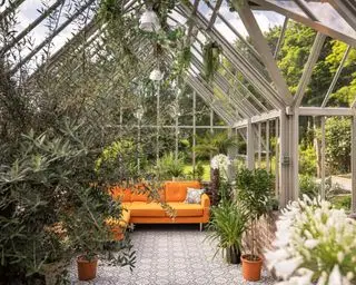 serre de forme hexagonale dans un jardin