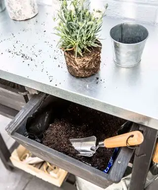 table d'empotage avec pots et outils
