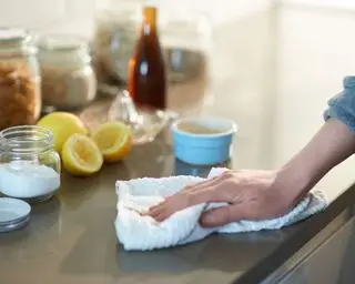 nettoyer un plan de travail de cuisine avec un chiffon