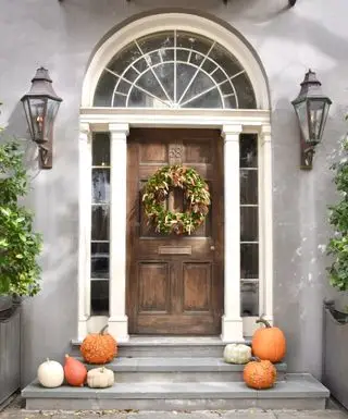décor de porte d'entrée d'automne, couronne de déclaration et citrouilles