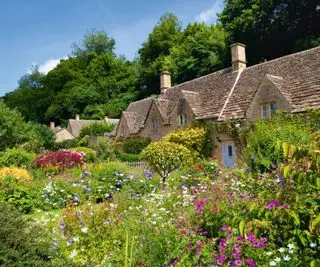 Casa de campo Cotswold no popular destino turístico de Bibury, Gloucestershire, Inglaterra.