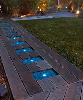chemin de terrasse avec lumières encastrées et gravier coloré