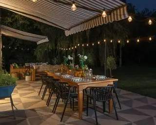 patio avec auvent, table et lumières