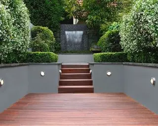 jardin sur deux niveaux avec terrasse et marches avec éclairage intégré