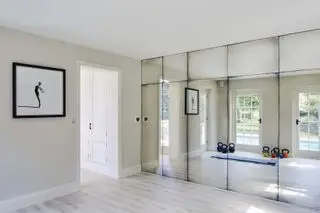 Štúdiová izba v dome pri bazéne so zrkadlovou stenou a množstvom okien