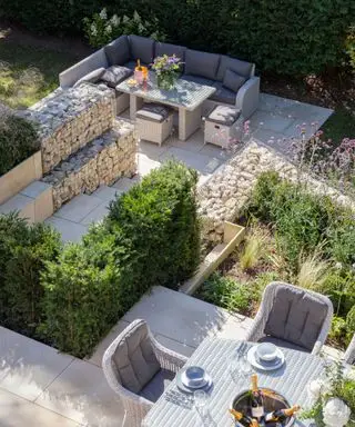 Gabionenwände für eine geneigte Hinterhofidee