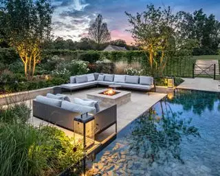 Verschiedene Ideen für die Gartenbeleuchtung, darunter beleuchtete Bäume, Stufenbeleuchtung und Laternen