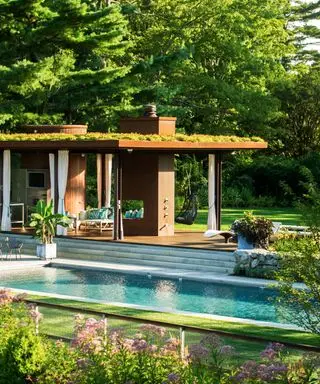 Großer, luxuriöser Garten mit Swimmingpool, Innen-Außengebäude mit Sitzgelegenheiten, Bäumen, Blumen und Bepflanzung