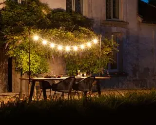Garten bei Nacht mit Lichterketten