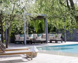 Garten mit Pool und Pergola