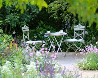 Garten mit Bistro auf der Terrasse