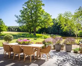 Garten-Esstisch mit Aussicht