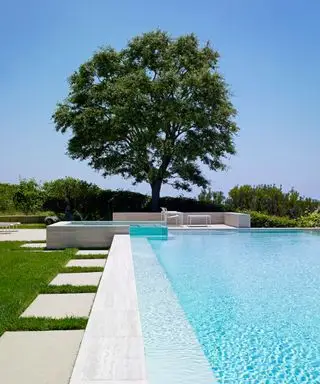 una piscina contemporánea con spa al aire libre y patio