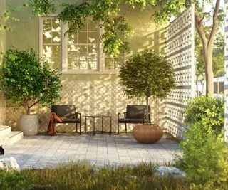 ישיבה בחצר הקדמית והקרנת פרטיות