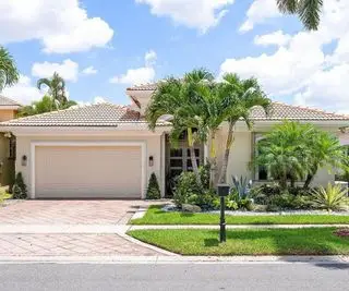 חצר קדמית קטנה עם עצים ושתילה