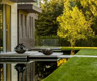 עיצוב חצר קדמית עם תכונת מים