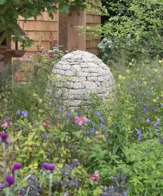 Cairn en pierre dans la conception du jardin du studio Harris Bugg