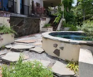 石を敷き詰めた温泉浴槽