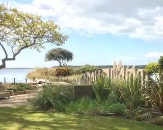Gartenzaun aus Eichenholzschwellen im Küstengarten