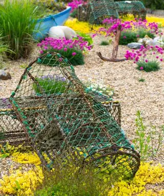 Kiesgarten mit Küstenmotiven und Bepflanzung